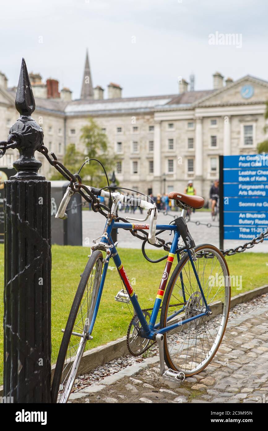 DUBLIN, IRLAND - 23. JUNI 2019: Courtyard Trinity College. Trinity College Campus. Fahrradstellplätze Stockfoto