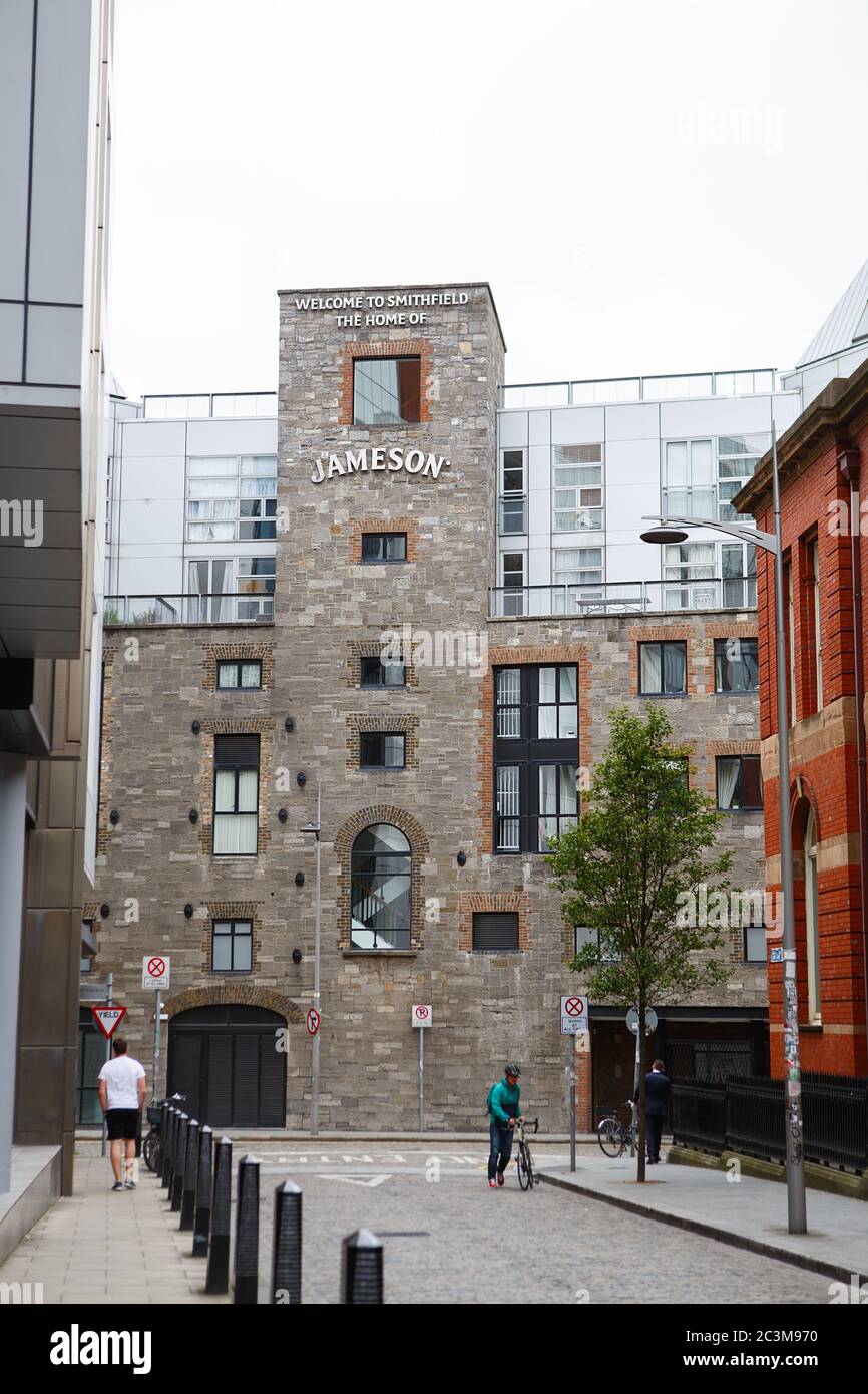 DUBLIN, IRLAND - 26. JUNI 2019: Eintritt zur Old Jameson Distillery, Smithfield Square in Dublin, Irland. Die ursprüngliche Website, wo Jameson Irish W Stockfoto