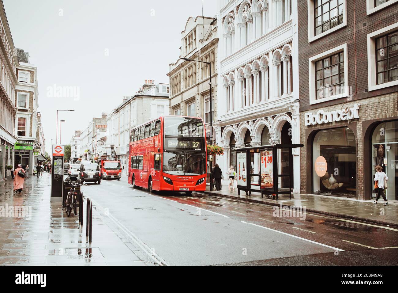 London, Großbritannien - 18. August 2017: Die Straßen von London während des Regens. Rote Telefonzellen und rote londoner Busse. Sommer in London Stockfoto