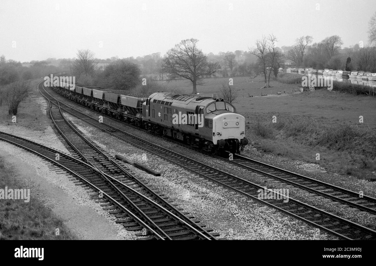 Diesel-Lokomotive der Baureihe 37 Nr. 37147, die eine Washwood Heath nach Aylesbury Coal Train in Hatton, Warwickshire, England, UK zieht. April 1987. Stockfoto