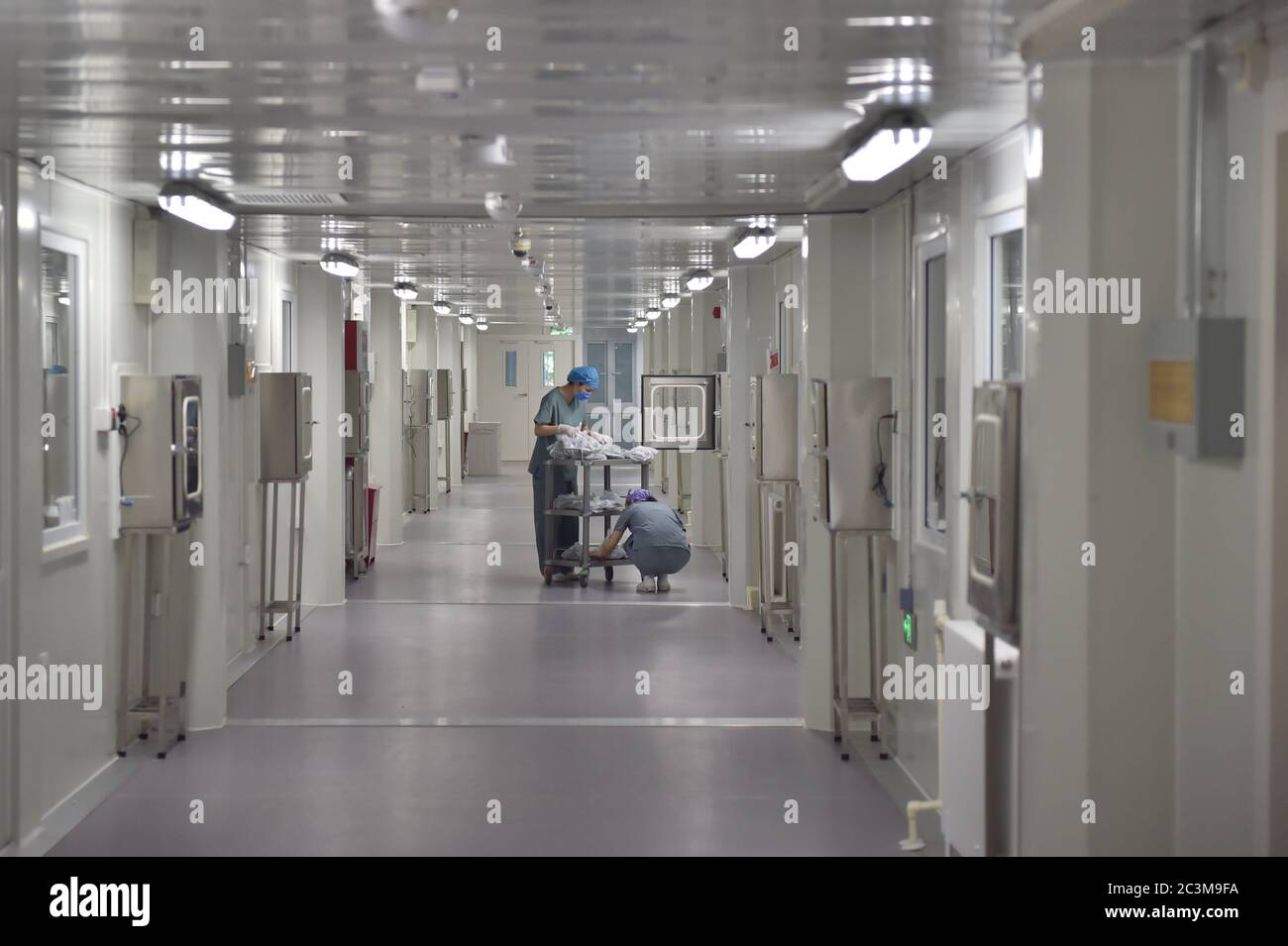 Peking, China. Juni 2020. Krankenschwestern verteilen Medikamente außerhalb der Isolationsstationen des Ditan Krankenhauses in Peking, Hauptstadt von China, 19. Juni 2020. Peking meldete am 11. Und 20. Juni 227 19 COVID-  Fälle. Quelle: Peng Ziyang/Xinhua/Alamy Live News Stockfoto