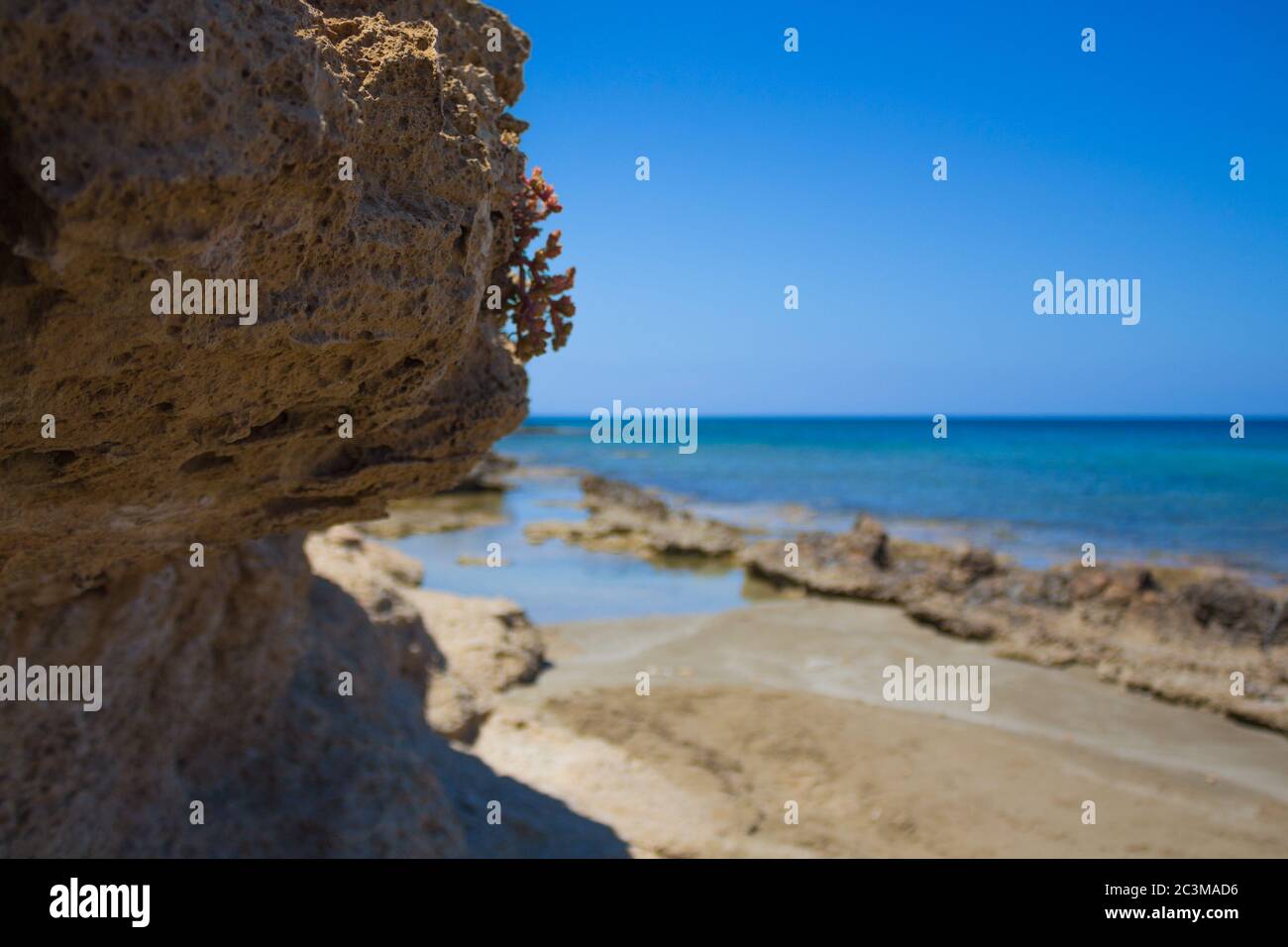 Felsen am mediterranen Strand Stockfoto