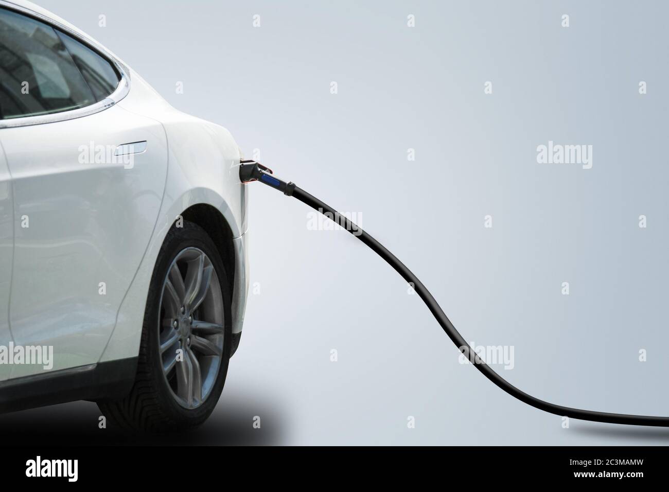 Laden Elektroauto isoliert auf grauem Hintergrund. Kopierbereich Stockfoto