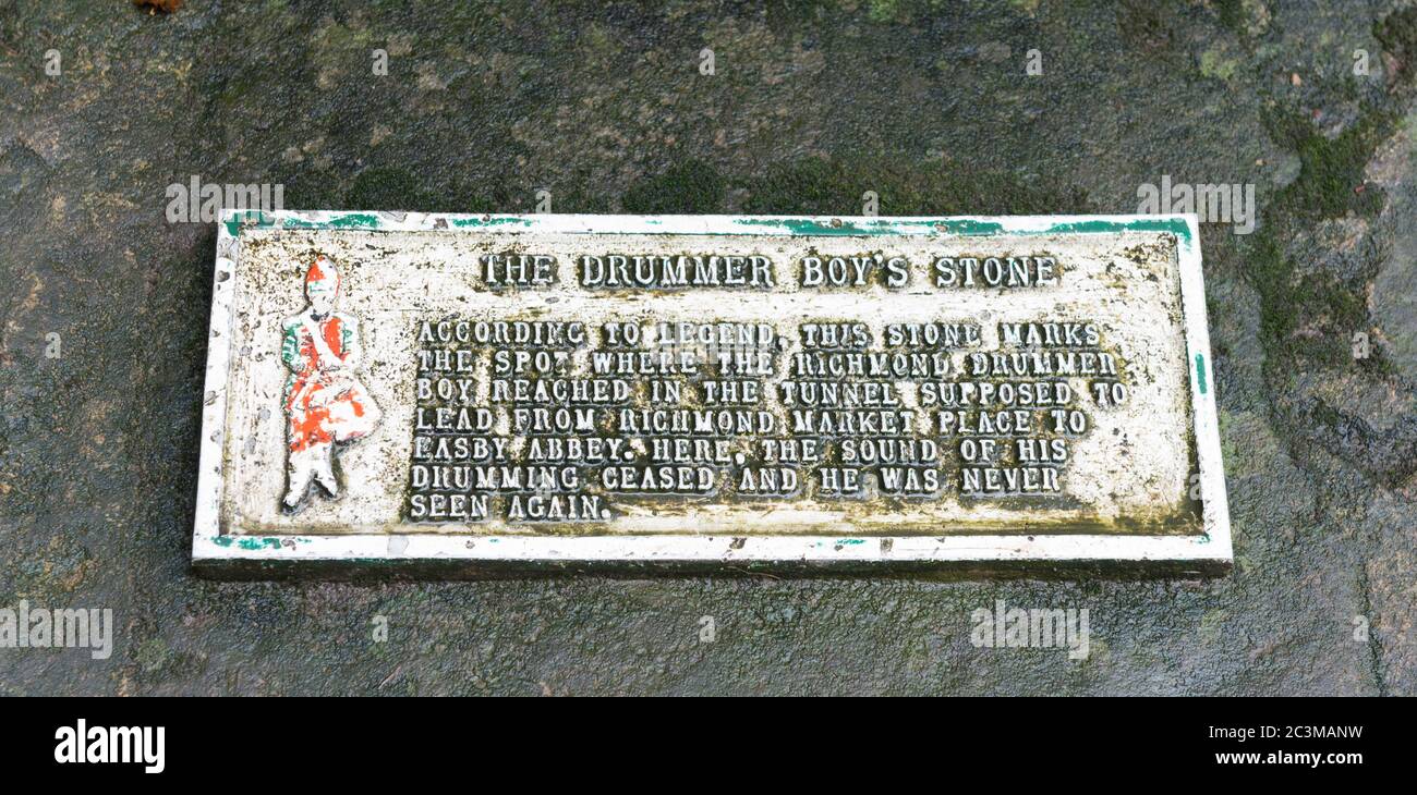 Steinmarkierung und Plakette des Richmond Drummer Boy, der der Legende nach an dieser Stelle auf dem Pfad neben dem Fluss Swale verschwand Stockfoto