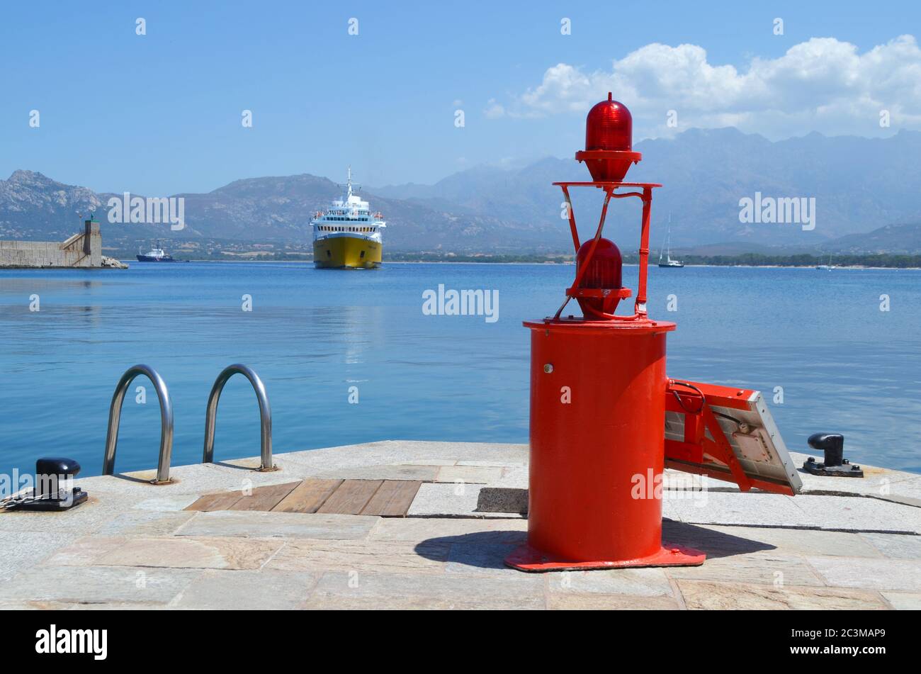 Fähre nähert sich dem Hafen, Calvi, Korsika Stockfoto