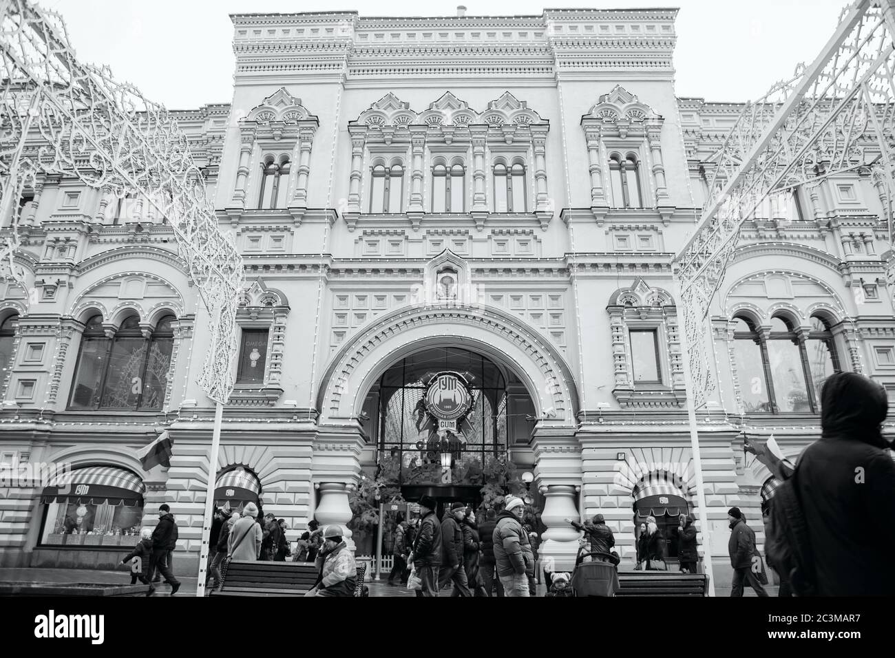 MOSKAU - 02. JANUAR 2017: KAUFHAUS GUM, Rotes Quadrat. Schwarzweiß-Fotografie Stockfoto