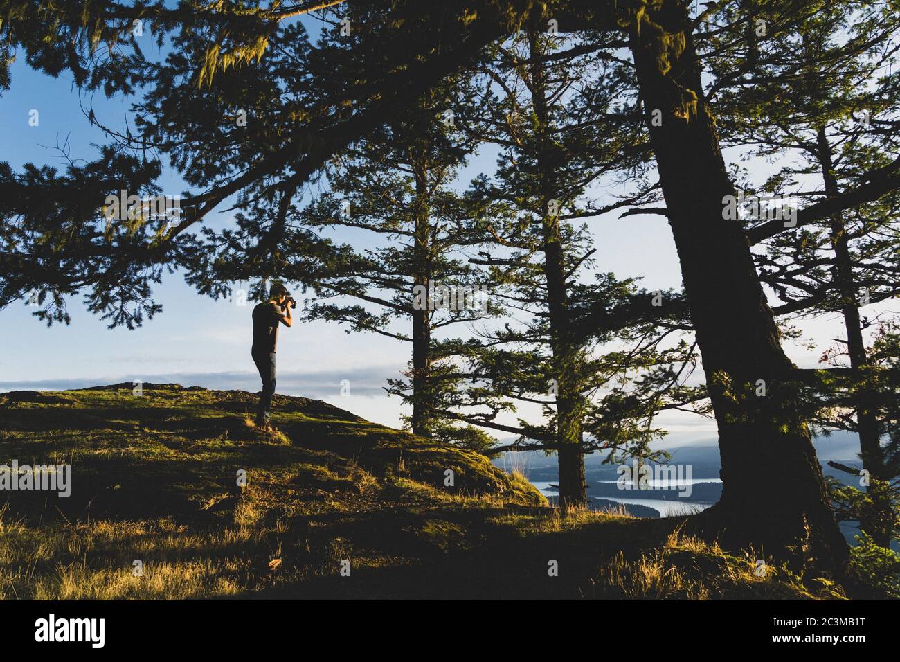 SALT SPRING ISLAND, KANADA - 21. Sep 2019: Ein Mann macht am frühen Abend ein Foto vom Gipfel des Mount Maxwell auf Salt Spring Island. Stockfoto