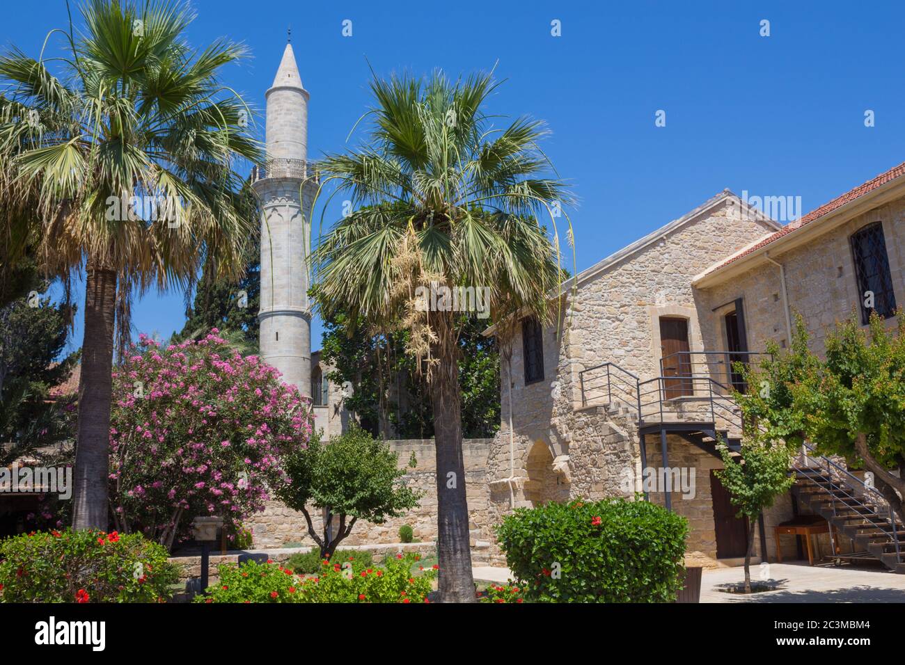 Buyuk- oder Kebir-Moschee, Larnaka, Zypern. Das Hotel liegt am Ende der Athens Avenue, direkt gegenüber dem Larnaka (Larnaka) Fort Stockfoto