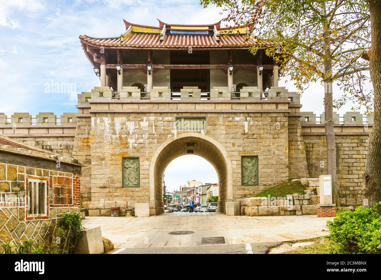 Nordtor der alten stadt kinmen in taiwan. Die Übersetzung des chinesischen Textes ist "Nordtor" Stockfoto