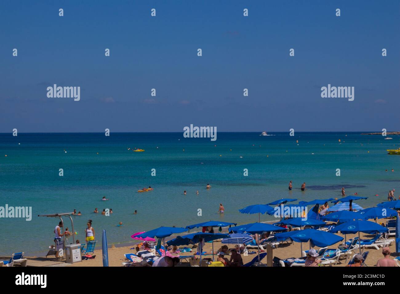 Protaras Strand, Zypern 19. Juni 2015. Menschen entspannen sich am Strand Protars in Zypern. Stockfoto
