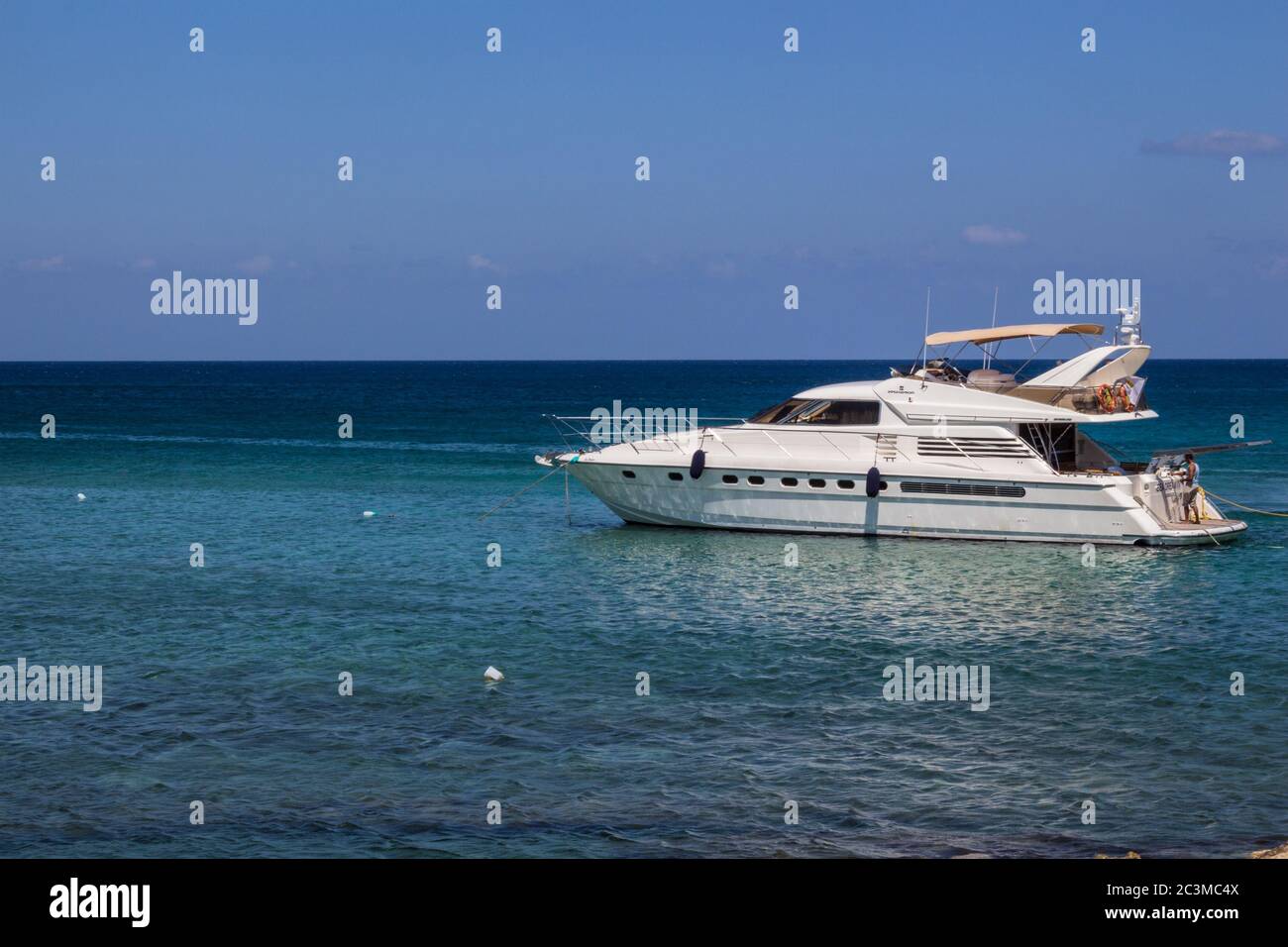 Protaras, Zypern - 29. Juni 2015: Yacht im Mittelmeer in der Nähe von Protaras Dorf. Stockfoto