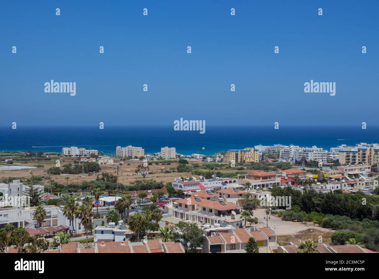 Protaras, Zypern - 19. Juni 2015: Panoramablick auf Protaras Dorf Stockfoto