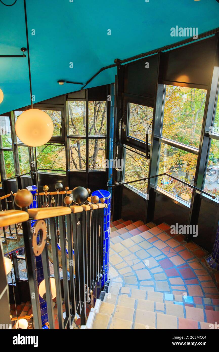 Wien, Österreich - 27. Oktober 2019: Das Museum Hundertwasser im Kunst Haus Wien in Wien, Österreich. Museumsinterieur mit Treppe Stockfoto