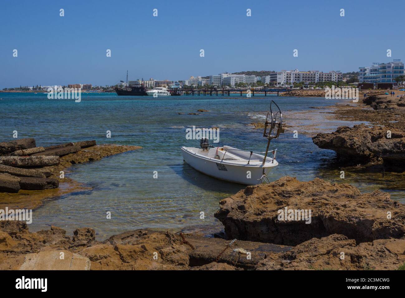 Protaras, Zypern - 29. Juni 2015: Fischerboot im Mittelmeer in der Nähe von Protaras Stockfoto