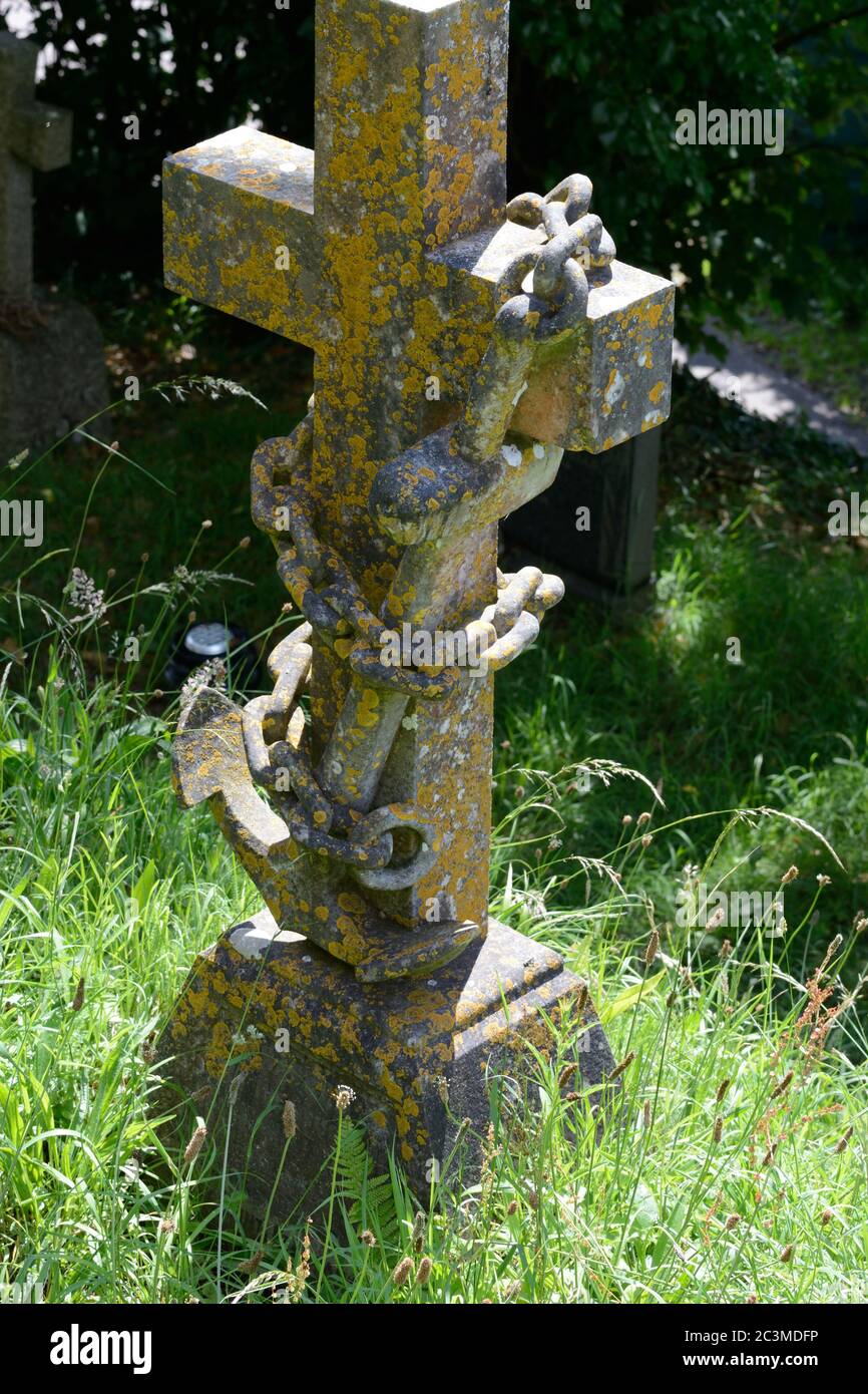 Grabstein eines Seemanns mit Steinanker und Kette St Ishmaels Church St. Isfaels Kirche Ferryside Carmarthenshire Wales Großbritannien Stockfoto