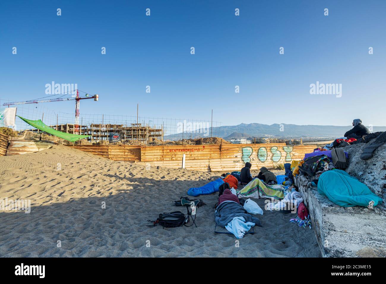 La Tejita, Teneriffa, Kanarische Inseln, Spanien. 21. Juni 2020. Baustelle, auf der zwei Umweltaktivisten direkt gegen den Bau eines neuen Hotels protestieren, indem sie die Kraniche auf dem Gelände besetzen. Fünf Tage und Nächte auf den Kranen bleiben, um die Bauarbeiten zu stoppen. Standhalten starken Winden, Sonne und sogar Regen in ihrer ersten Nacht. Sie sagen, dass sie nicht herunterkommen, bis die Arbeit vollständig gestoppt wird. Stockfoto