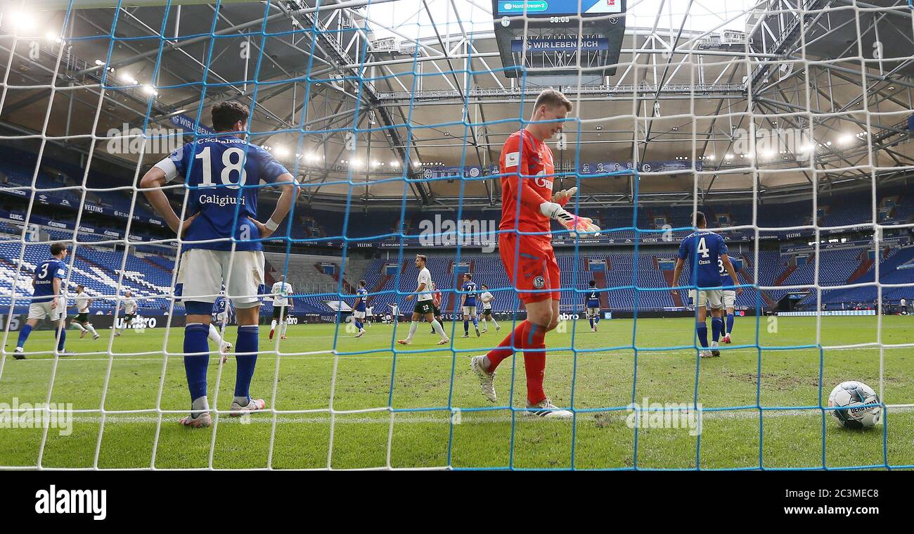Stadt Gelsenkirchen, Deutschland. 20. Juni 2020. firo: Fußball: Fuvuball: 20.06.2020 1.Bundesliga: Saison 19/20 33. Spieltag: FC Schalke 04 - VfL Wolfsburg Remote, Hintertor, für 0: 3 von Kevin Mbabu nach der Vorbereitung von Wout Weghorst, Alexander Nvºbel, Enttv§uscht, Enttäuschung mit Daniel Caligiuri und Kabak Credit: Jvºrgen Fromme/firoLive Sportfoto/POOL Stockfoto
