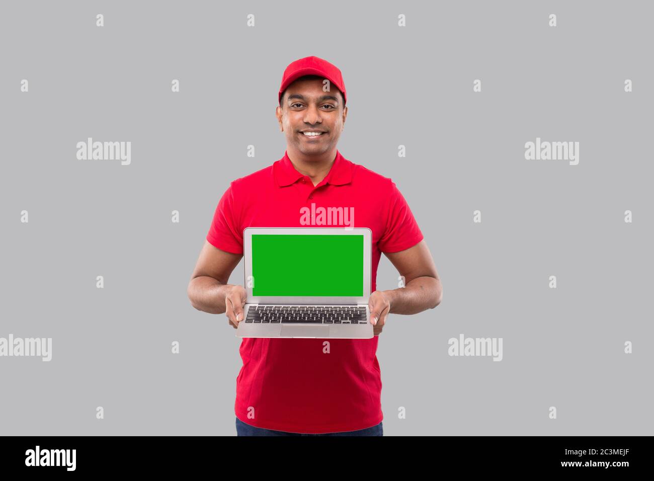 Delivery Man Zeigt Laptop Green Screen. Home-Bestellungen, Quarantäne-Lieferung, Online-Shopping, Freiberufler-Konzept. Stockfoto