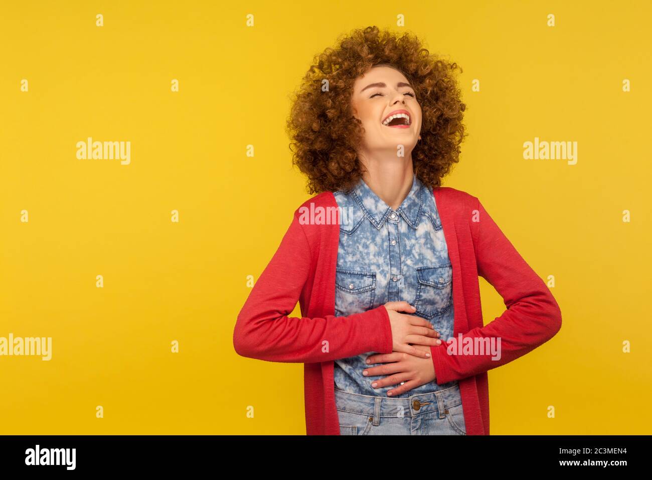 Lol, urkomischer Witz! Portrait der Frau mit lockigen Haaren in Casual Outfit hält ihren Bauch und laut lachen nach dem Hören lustige alberne Anekdote. In Stockfoto