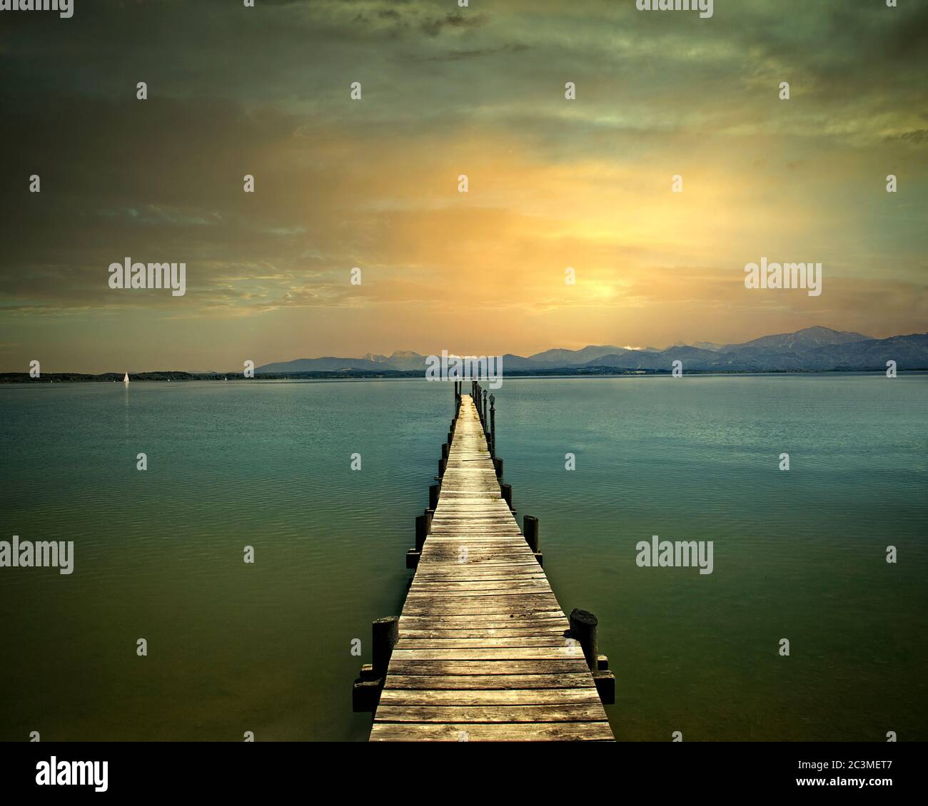 DE - Bayern: See Chiemsee mit bayrischen Alpen im Hintergrund Stockfoto