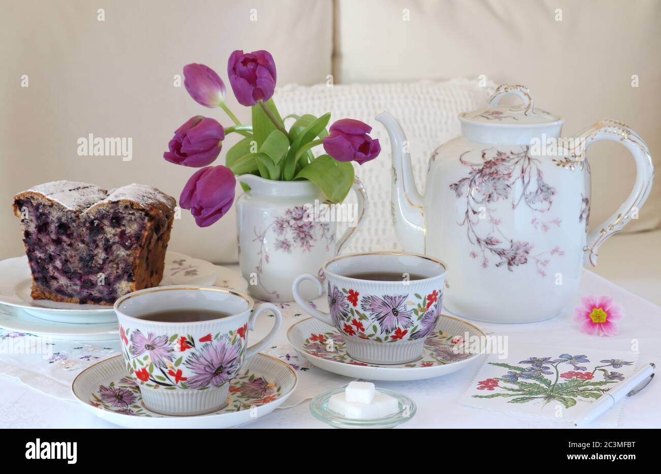 Tischdekoration mit Vintage Porzellan, Blumenstrauß und Blaubeerkuchen Stockfoto
