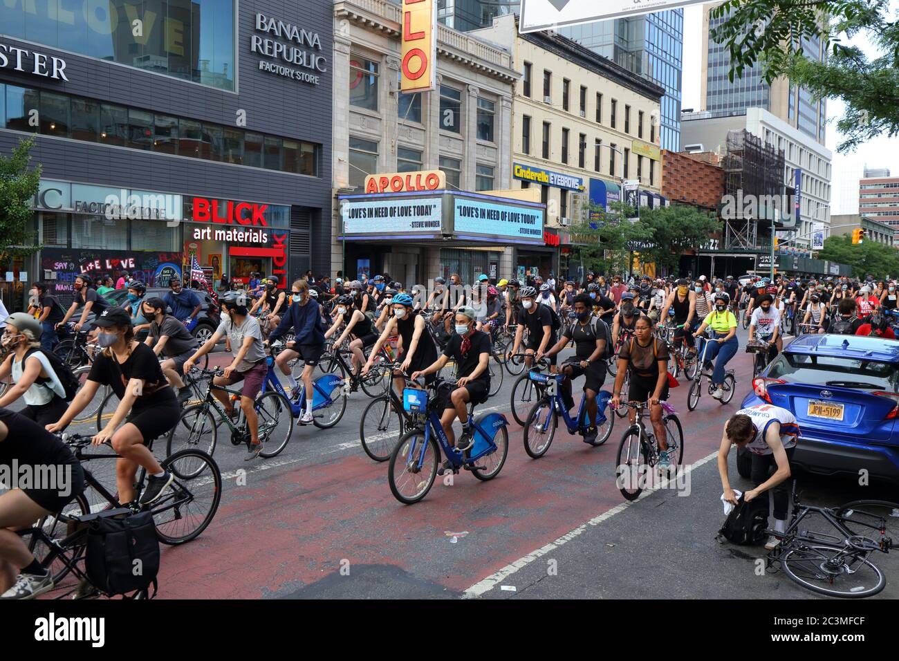 New York, NY, 20. Juni 2020. Tausende von Radfahrern fahren am Apollo Theater in Harlem vorbei. Der Fahrradprotest war eine Solidaritätsfahrt mit Black Lives Matter, die in einer Reihe von amerikanischen Polizeimorden Gerechtigkeit forderte: George Floyd, Breonna Taylor und unzählige andere. Die Fahrradtour wurde von dem Kollektiv Street Riders NYC organisiert. Mehrere tausend Menschen nahmen an der bewegenden Demonstration Teil, die vom Times Square, Harlem und Battery Park aus ging. Juni 20, 2020 Stockfoto