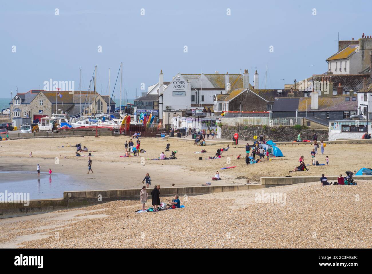 Lyme Regis, Dorset, Großbritannien. Juni 2020. UK Wetter: Ein heller und luftiger Start in den Sommer bei Lyme Regis. Die Menschen genießen die Zeit am Strand am längsten Tag des Jahres. Kredit: Celia McMahon/Alamy Live Nachrichten Stockfoto