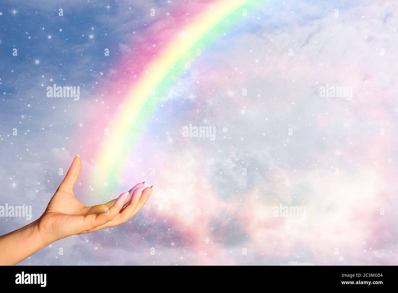 Hand hält einen Regenbogen, Hoffnung und helle, optimistische Zukunft Konzept Stockfoto