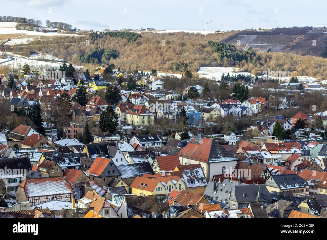 Hochwinkel Blick auf die Stadt Meisenheim, Deutschland im Winter mit Schnee Stockfoto