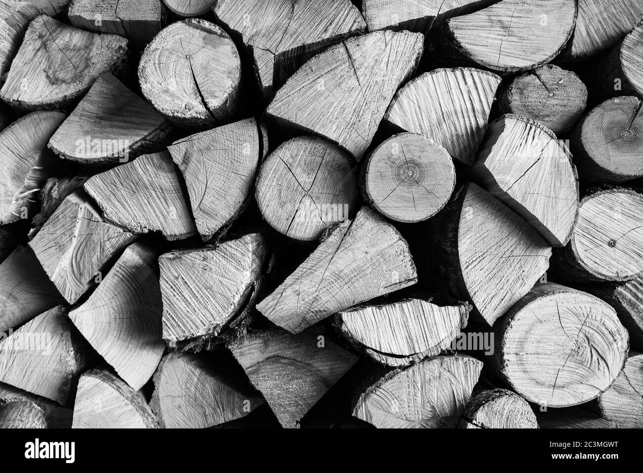 Gruppe von trockenem Brennholz in Scheune. Stockfoto