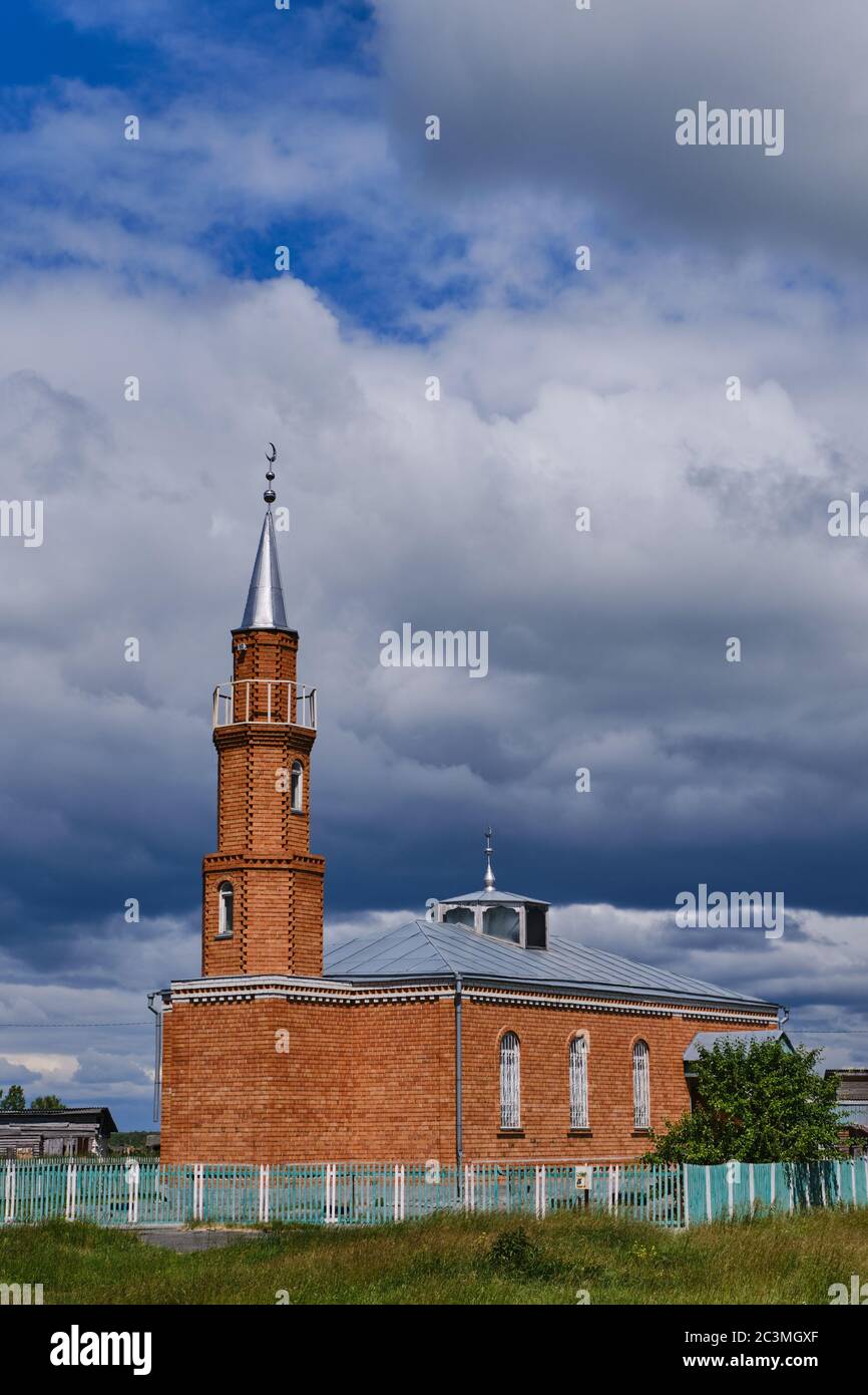 Tjumen, Russland - 19. Juni 2020: Lokale Moschee aus roten Ziegeln im sibirischen Dorf Nowoaptula an einem Sommertag Stockfoto