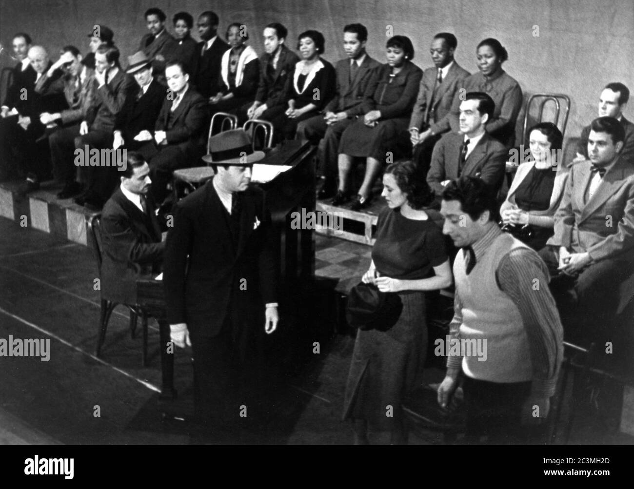 Besetzung Performance Foto von ALFREDO VALENTE inklusive MARC BLITZSTEIN am Klavier und OLIVE STANTON in THE CRADLE WIRD ROCKEN 1937 ein Stück Musik von MARC BLITZSTEIN Produktion von ORSON WELLES Produzenten Orson Welles und John Houseman in Zusammenarbeit mit Sam H. Grisman The Mercury Theatre 110 West 41 Straße New York Stockfoto