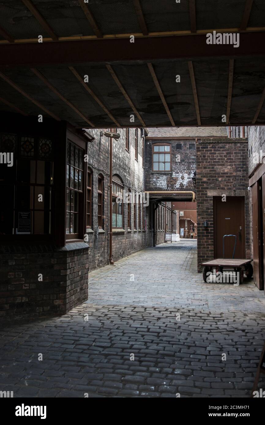 Historischer gepflasterter Innenhof in Middleport Pottery Stoke auf Trent Staffordshire Stockfoto