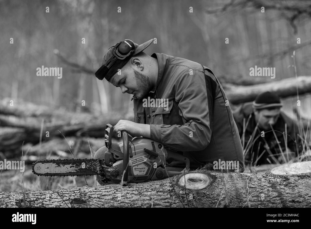 LETTLAND - APRIL 30: Lettland ist ein Land im Ostseeraum Nordeuropas. Die Forstwirtschaft hat strategische Bedeutung für die Volkswirtschaft. Männer Stockfoto