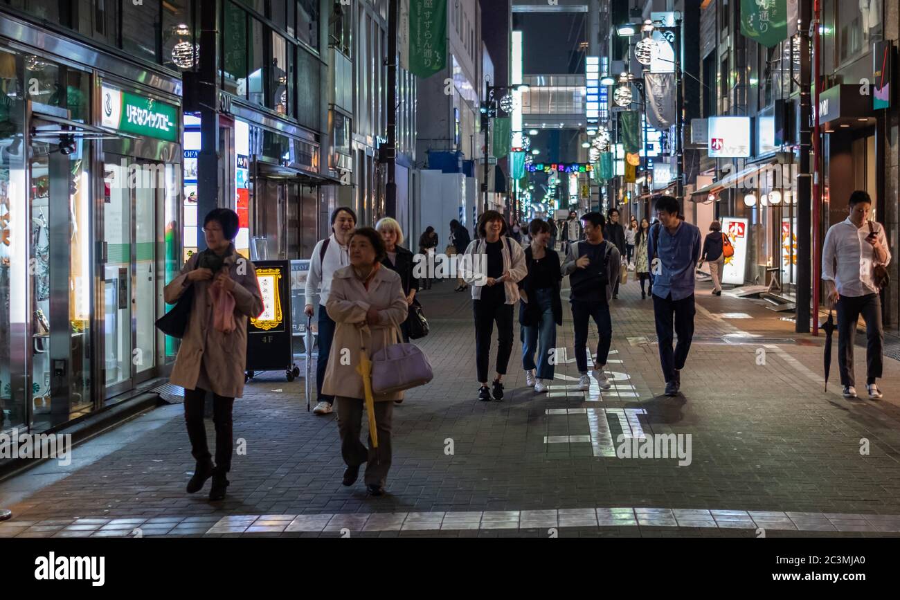 Fußgänger in Ginza Bezirk Hinterallee, bei Nacht, Tokio, Japan. Stockfoto