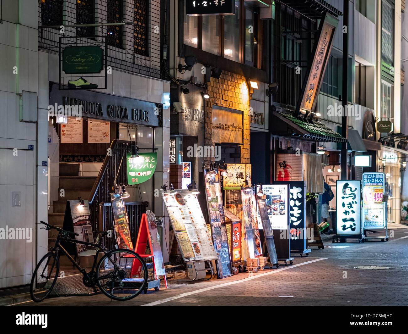 Ginza Gasse mit Beleuchtung, Tokio, Japan Stockfoto