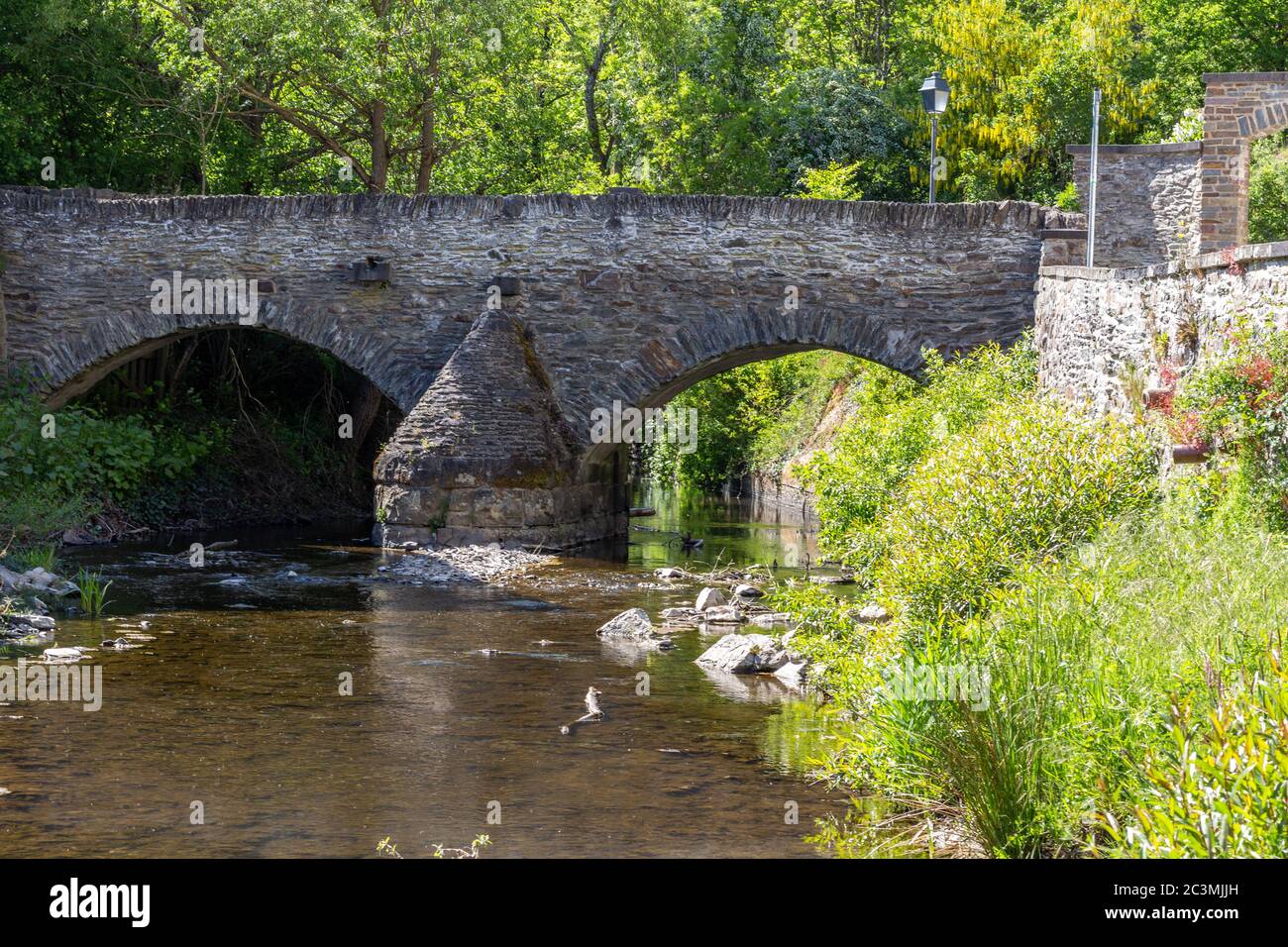 Historische Steinbrücke über den Fluss Elz in Monreal, Deutschland Stockfoto
