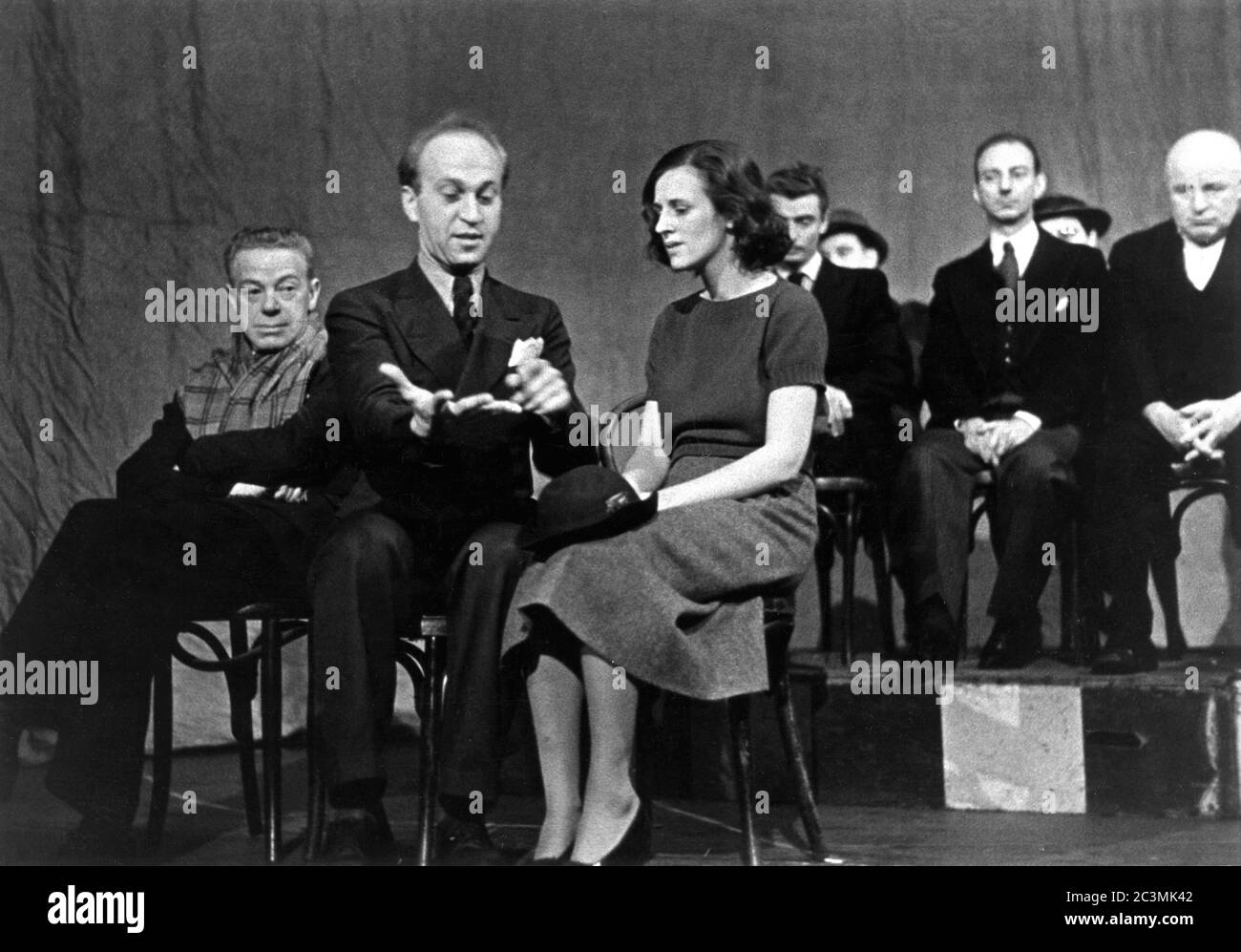 Besetzung Performance Foto von ALFREDO VALENTE inklusive HOWARD da SILVA und OLIVE STANTON in THE CRADLE WILL ROCK 1937 ein Stück Musik von MARC BLITZSTEIN Produktion von ORSON WELLES Produzenten Orson Welles und John Houseman in Zusammenarbeit mit Sam H. Grisman The Mercury Theatre 110 West 41st Street New York Stockfoto