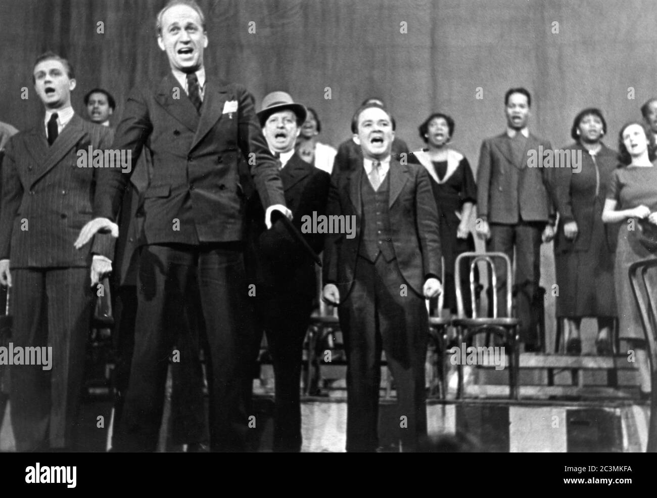 Besetzung Performance Foto von ALFREDO VALENTE inklusive HOWARD da SILVA und OLIVE STANTON in THE CRADLE WILL ROCK 1937 ein Stück Musik von MARC BLITZSTEIN Produktion von ORSON WELLES Produzenten Orson Welles und John Houseman in Zusammenarbeit mit Sam H. Grisman The Mercury Theatre 110 West 41st Street New York Stockfoto