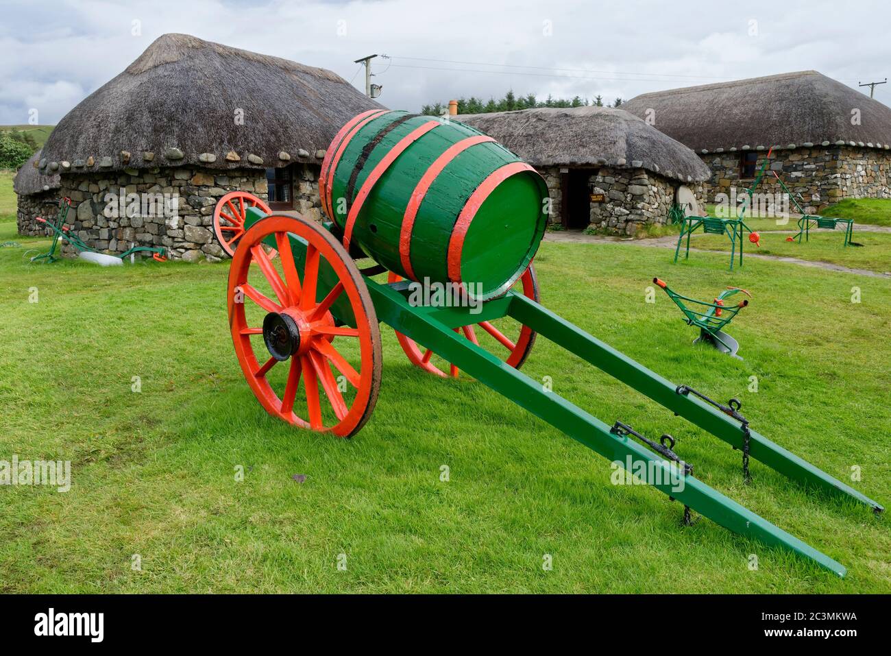 Landwirtschaftliche Geräte und traditionelle Croft Cottages im Skye Museum of Island Life (Osmigarry Croft Museum), Trotternish, Isle of Skye, Schottland, Großbritannien Stockfoto