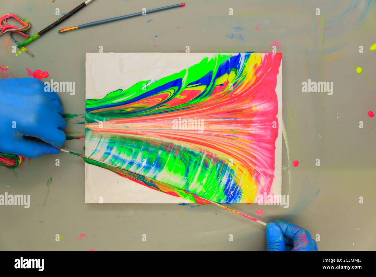 Hand ziehen String Linie über farbige Acrylfarbe auf einem Künstler Leinwand Stockfoto