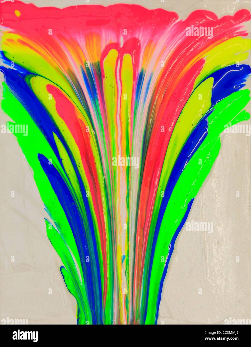 Psychedelisch aussehende Eruption von grüner, blauer, roter, gelber Acrylfarbe auf einer Künstlerleinwand Stockfoto