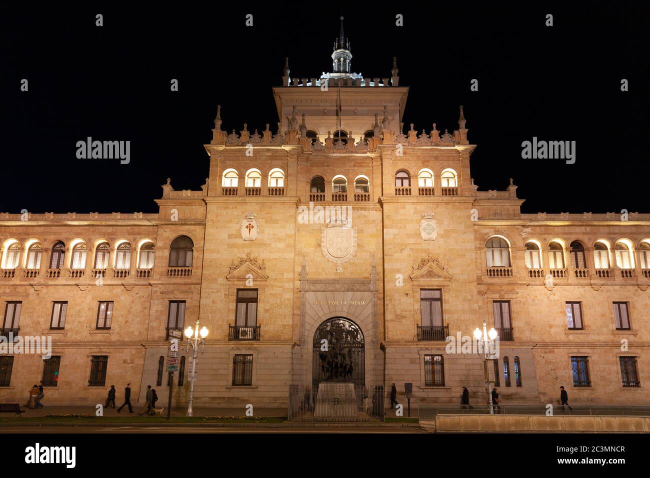 Valladolid, Spanien - 9. Dezember 2018: Kavallerie-Akademie (Academia De Caballeria) bei Nacht Stockfoto