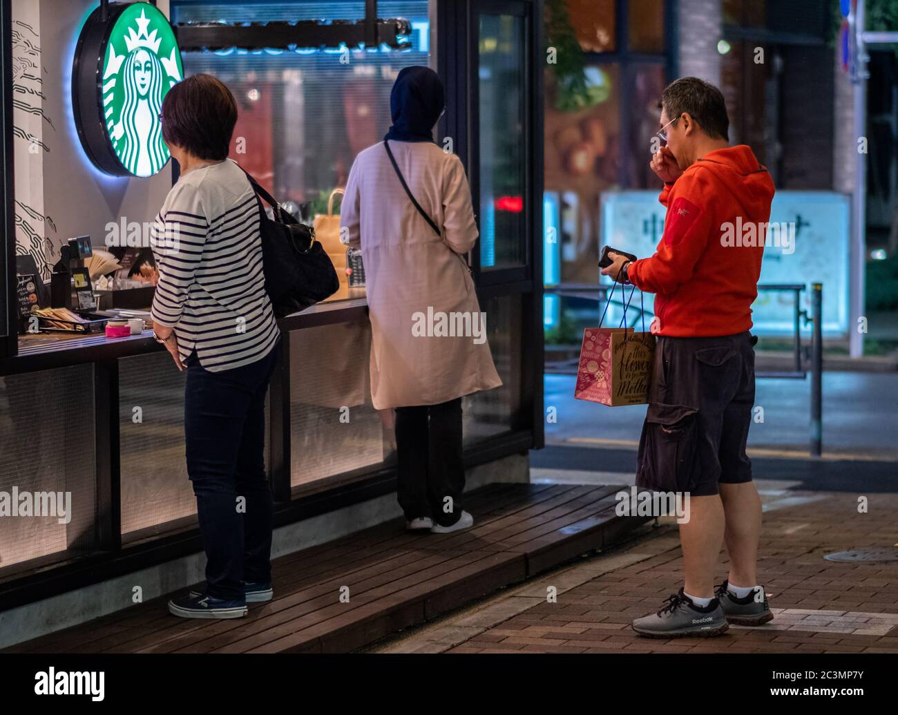 Gast in einem Starbucks Kaffeehaus, Nakameguro, Tokio, Japan Stockfoto