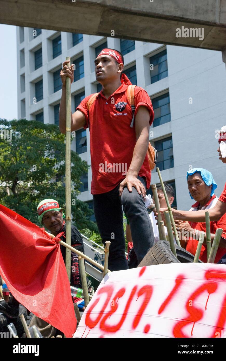 BANGKOK, THAILAND - APRIL 21: Mitglieder der politischen Bewegung Red Shirts, die versuchen, Premierminister Abhisit Vejjajiva zum Rücktritt zu zwingen, indem sie riesige inszenieren Stockfoto