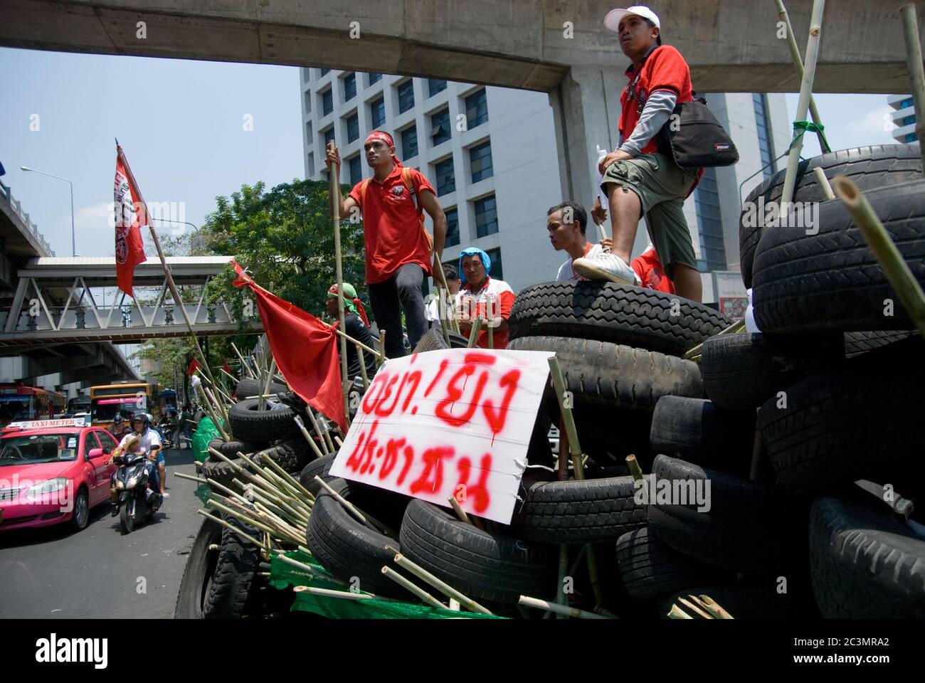 BANGKOK, THAILAND - APRIL 21: Mitglieder der politischen Bewegung Red Shirts, die versuchen, Premierminister Abhisit Vejjajiva zum Rücktritt zu zwingen, indem sie riesige inszenieren Stockfoto