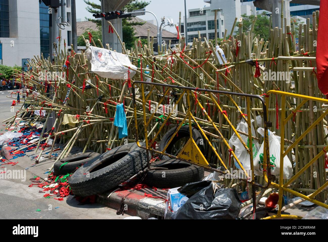 BANGKOK, THAILAND - APRIL 21: Palisade von der politischen Bewegung Red Shirts, die versuchen, Premierminister Abhisit Vejjajiva zum Rücktritt zu zwingen Stockfoto