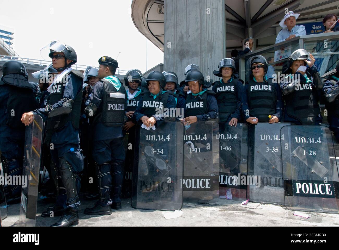BANGKOK, THAILAND - APRIL 21: Massenkontrolle Polizei während der Demonstrationen von der politischen Bewegung Red Shirts, die versuchen, Premierminister Abhi zu zwingen Stockfoto