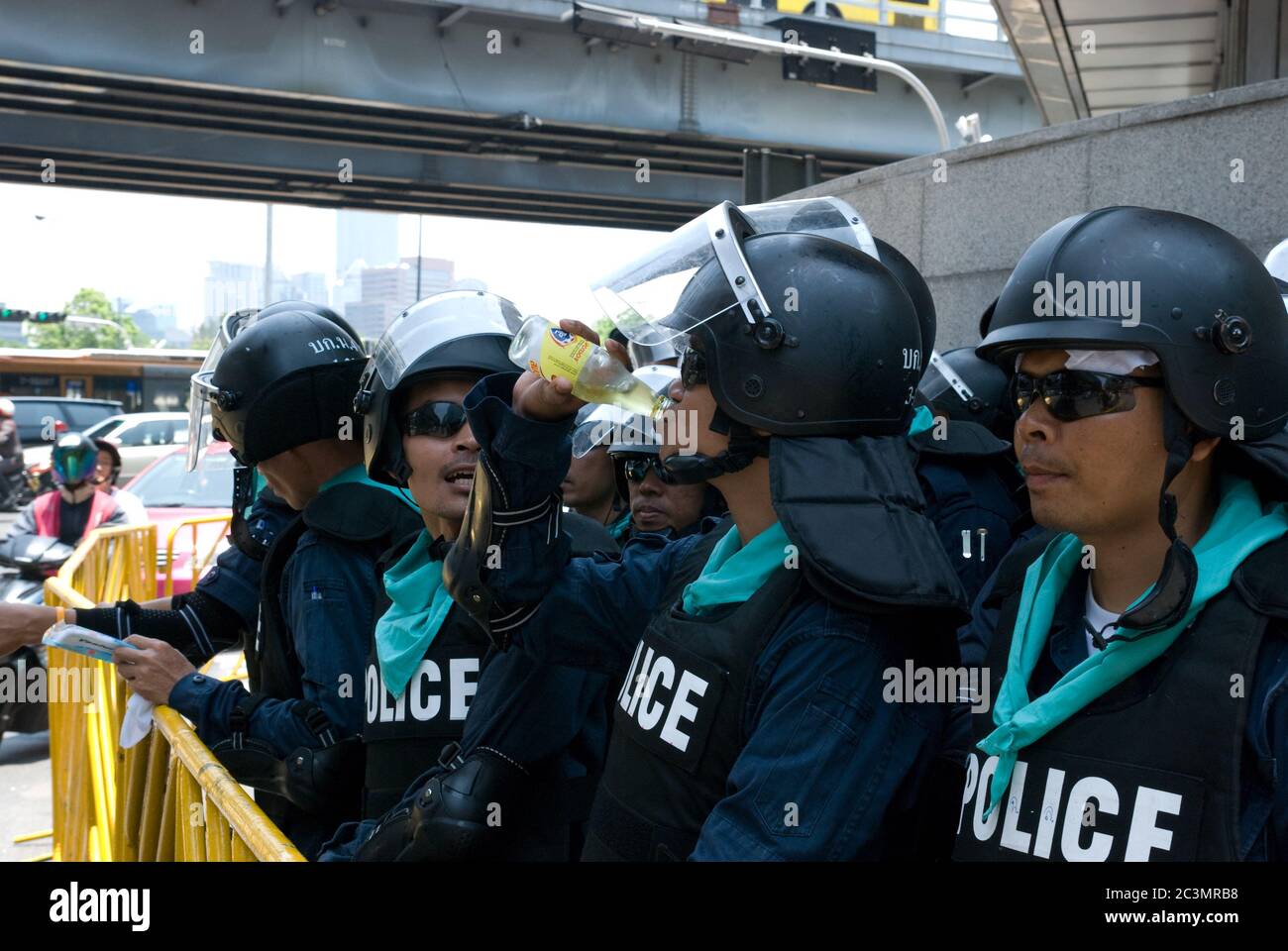 BANGKOK, THAILAND - APRIL 21: Massenkontrolle Polizei während der Demonstrationen von der politischen Bewegung Red Shirts, die versuchen, Premierminister Abhi zu zwingen Stockfoto