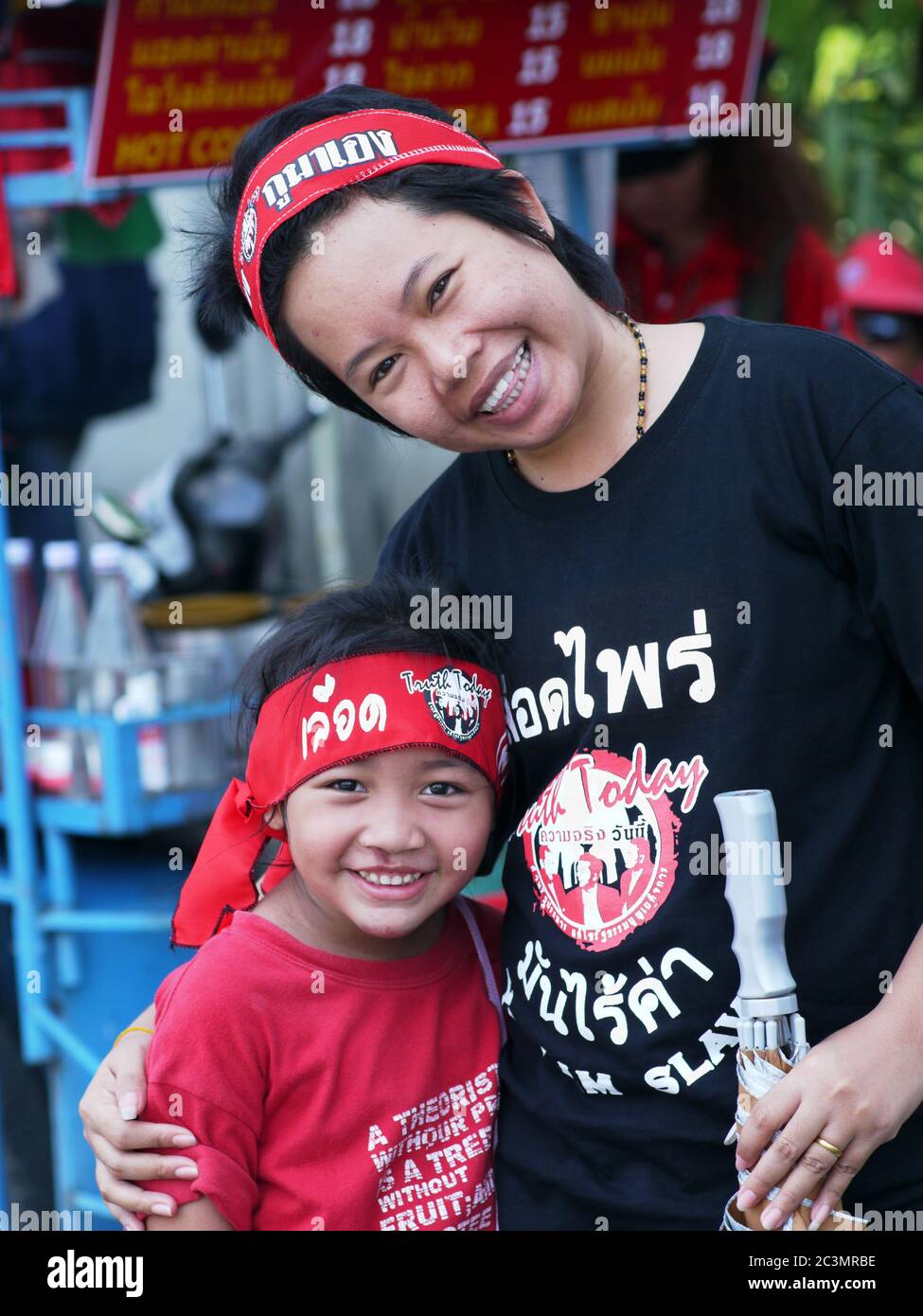 BANGKOK, THAILAND - APRIL 21: Mitglieder der politischen Bewegung Red Shirts, die versuchen, Premierminister Abhisit Vejjajiva zum Rücktritt zu zwingen, indem sie riesige inszenieren Stockfoto